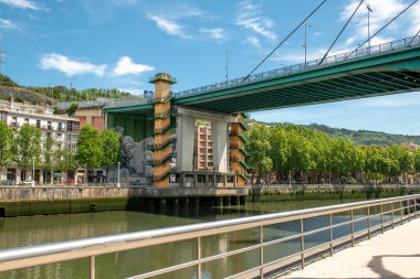 La Salve Köprüsü, Neron Nehri 'nin karşısında. Açık güneşli bir günde, mavi gökyüzüne karşı. İspanya Bilbao Mayıs 2022