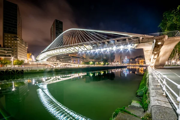 Bilbao Şehrindeki Yaya Köprüsü Nervion Nehrinin Karşısında Spanya Bilbao Mayıs — Stok fotoğraf