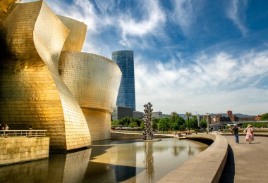 Bilbao, İspanya 'da toprak seti, Mayıs 2022. Guggenheim Müzesi 'nin bir parçası. Mimarlık kavramı, dünyayı dolaşmak..