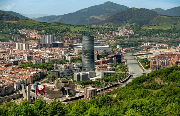 Bilbao şehrindeki gözlem güvertesinden ve onun cazibelerinden bir görüntü. İspanya Bilbao Mayıs 2022