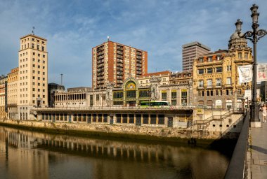 Resimli sokaklar, Bilbao şehrinin meydanları. İspanya, Bilbao, Mayıs 2022