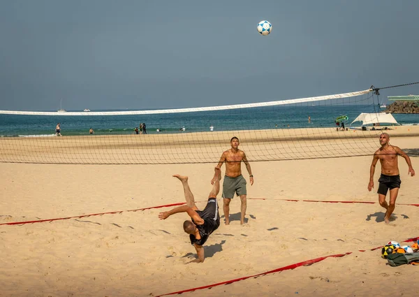 Молоді Люди Збиралися Грати Волейбол Своїми Ногами Міському Пляжі Ізраїль — стокове фото