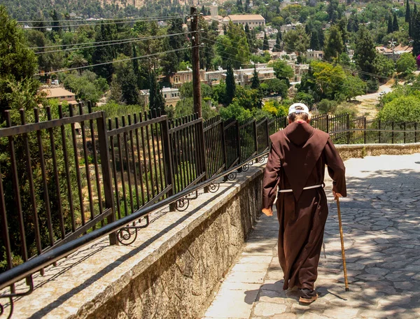 晴れた日に修道院の金属製の門を背景に 古い僧侶の肖像画 イスラエルEin Karem 2022年6月 — ストック写真