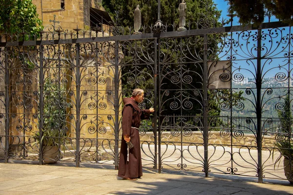 晴れた日に修道院の金属製の門を背景に 古い僧侶の肖像画 イスラエルEin Karem 2022年6月 — ストック写真