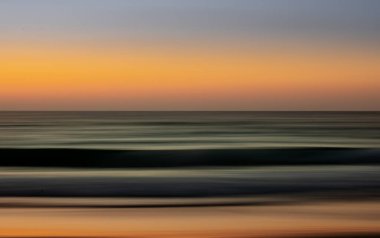 Günbatımı gökyüzü ve denizin arkaplan resmi. Gün batımında kablolarla çekilmiş fotoğraf. İsrail Ağustos 2022