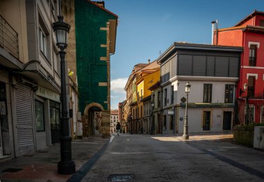 Resimli sokaklar, binalar, Aviles şehri. İspanya, Aviles Mayıs 2022