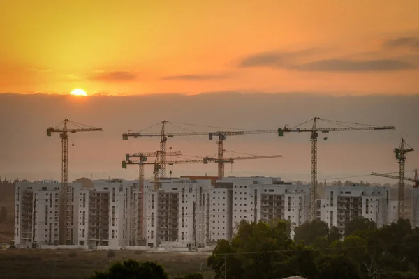 Güney İsrail 'de bir tatil köyünde yeni bir yerleşim yeri. Ashkelon, Temmuz 2022. Yeni bir günün başlangıcı, şantiyede gün doğumu..