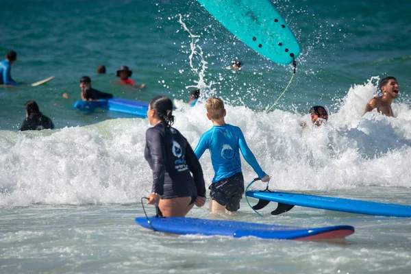 各种年龄的冲浪者都在地中海训练 以色列 Ashkelon 2022年7月 培训继续进行 娱乐概念 — 图库照片