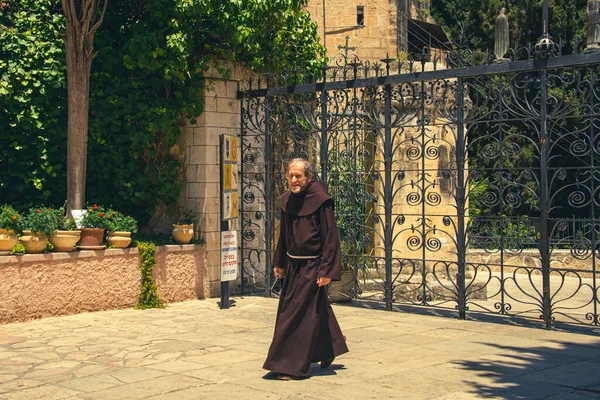 Portret Starego Mnicha Tle Metalowych Bram Klasztoru Pogodny Słoneczny Dzień — Zdjęcie stockowe