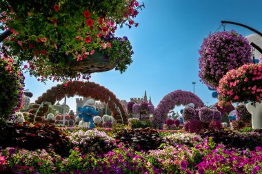 Aman Tanrım. Dubai Mart 2022. Dubai 'de çok güzel bir çiçek parkı. Tatil konsepti, turizm, sanat, güzellik