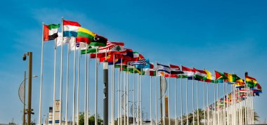 EXPO-2020 'ye katılan ülkelerin pavyonlarının bayrakları ve parçaları. BAE. Dubai Mart 2022