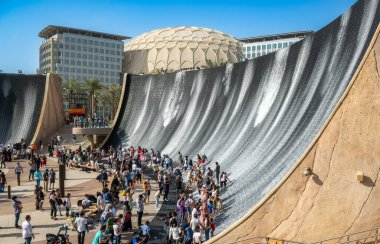 EXPO-2020 'ye katılan ülkelerin pavyonlarının bayrakları ve parçaları. BAE. Dubai Mart 2022