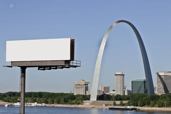 Billboard a gateway arch v st. louis — Stock fotografie