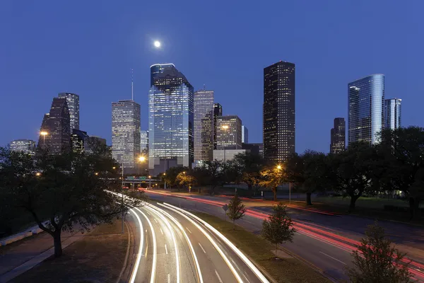 在晚上，德克萨斯州，美国休斯顿天际线 免版税图库图片