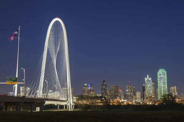 Il Margaret Hunt Hill Bridge e il centro di Dallas di notte in Texas — Foto Stock