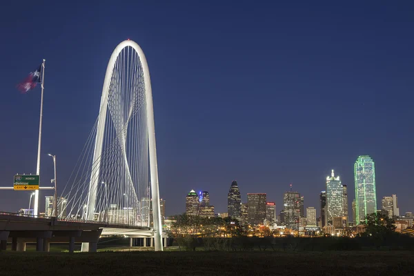 The Margaret Hunt Hill Bridge and Downtown Dallas at night in Texas — Stock Photo, Image