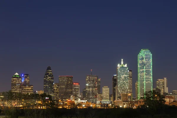 Una vista del horizonte Dallas de noche en Texas — Foto de Stock