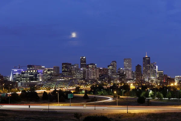 Denver skyline in de nacht, colorado — Stok fotoğraf