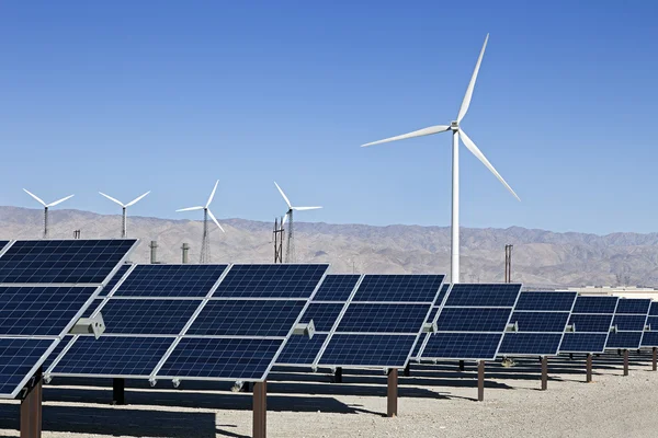 Painéis solares e energia da turbina eólica — Fotografia de Stock