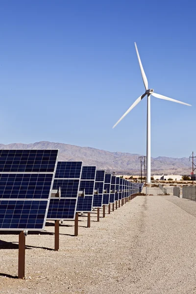 太阳能电池板和风力涡轮发电 — 图库照片