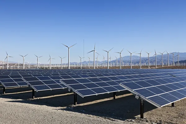 Painéis solares e energia da turbina eólica — Fotografia de Stock