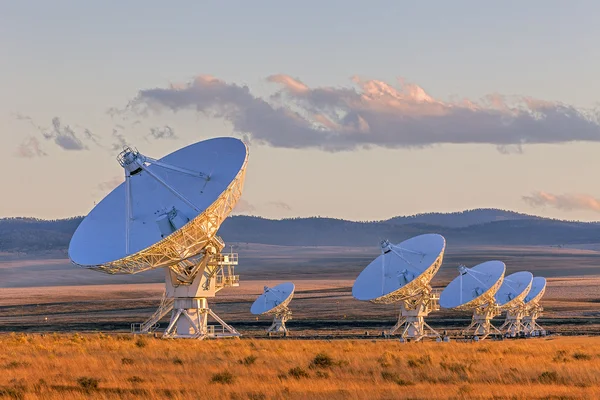 Pratos satélite muito grande matriz — Fotografia de Stock