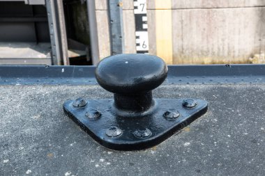 Kara yığın, boş geminin kilidinin yanında.