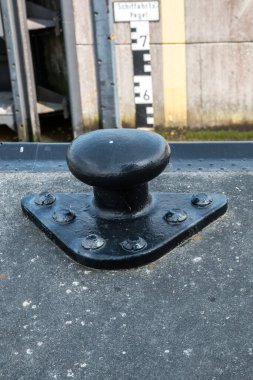 Kara yığın, boş geminin kilidinin yanında.