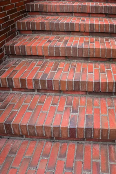 Bir yere doğru giden tuğlalardan yapılmış kırmızı merdivenler.