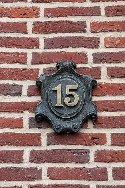 Número Casa Feito Metal Uma Parede Tijolo — Fotografia de Stock