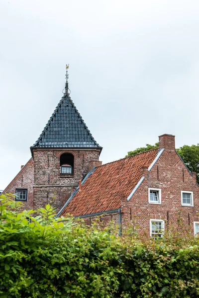 Kościół Wieża Krzak Przed Nim — Zdjęcie stockowe