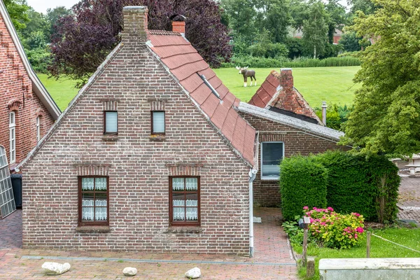 Haus Aus Roten Klinkersteinen Umgeben Von Grünen Bäumen Stockfoto