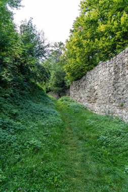 Eski bir ortaçağ şatosunun devasa yüksek duvarları