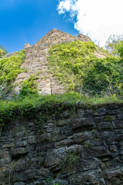Eski bir ortaçağ şatosunun devasa yüksek duvarları