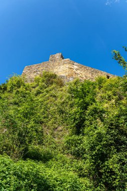 Eski bir ortaçağ şatosunun devasa yüksek duvarları