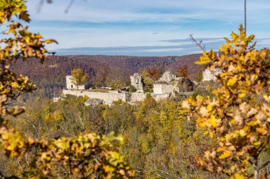 Tepeden diğer taraftaki kaleye doğru bak.