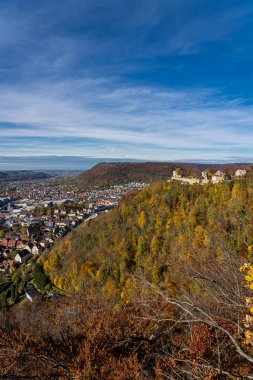 Tepeden diğer taraftaki kaleye doğru bak.