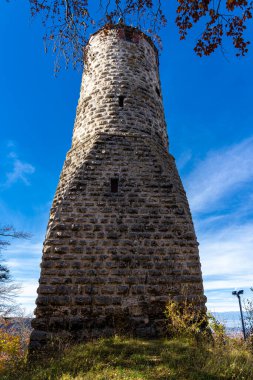 Sonbahar ormanının ortasındaki tepede eski bir gözetleme kulesi.
