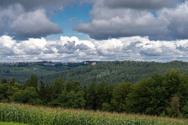 Piccolo Villaggio Una Collina Mezzo Alla Foresta Campo Mais — Foto Stock