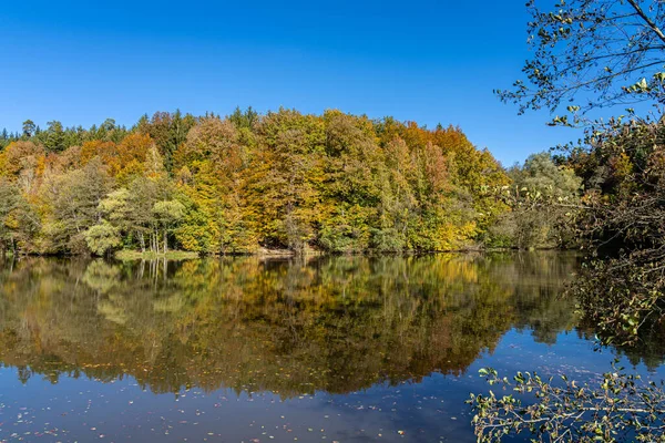 Herbstwald Mit Bunten Blättern See — Stockfoto