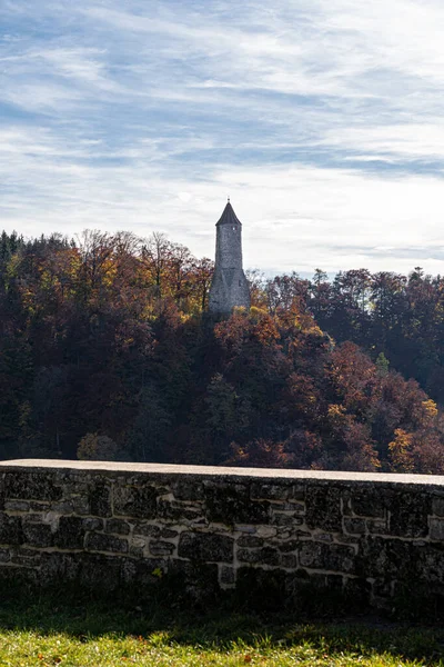 Старая Сторожевая Башня Холме Посреди Осеннего Леса — стоковое фото