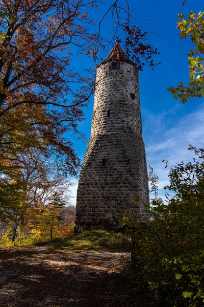 Velha Torre Vigia Uma Colina Meio Floresta Outono — Fotografia de Stock