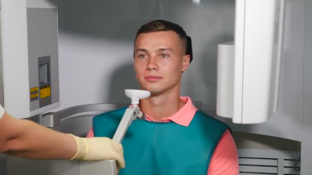 Tomografia komputerowa. Obraz rentgenowski. Nowoczesny sprzęt dentystyczny. Mężczyzna pacjent undegoing procedury z rezonansem magnetycznym, aby panoramiczne prześwietlenie lub Mri skanowania. 4 tys. wideo — Wideo stockowe