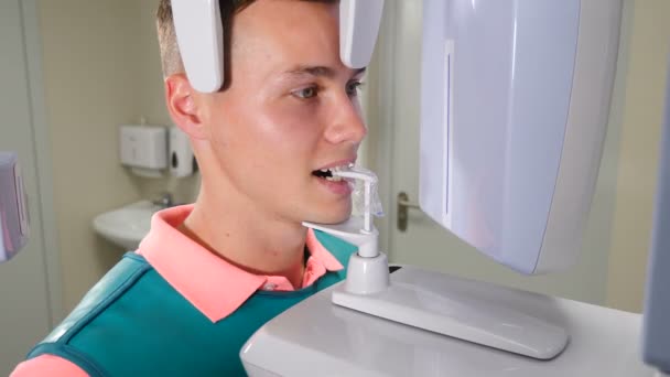Çenenin panoramik fotoğrafı ya da dişçi muayenehanesindeki dişler. Profesyonel dişçilik ve diş hekimliği. Sağlıklı diş kavramı. Diş hekimliğinde bilgisayar tomografisi. Röntgen taraması. Dişlerin panoramik resmini oluşturuyor. 4 — Stok video
