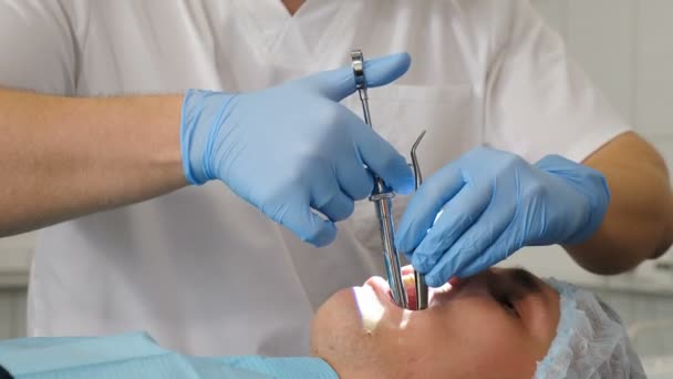 Chirurg provádějící chirurgický zákrok. Moderní zubní klinika. Zubař drží injekční stříkačku pro anestezii mužského pacienta. Dentistru. Zubní lékař v rukavicích dělá injekce anestezie — Stock video