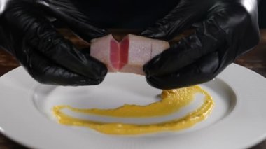 Şef tabağı ton balığıyla süslemeye başladı. Salata pişiriyorum. Ton balıklı biftek. Ağır çekim. Geleneksel mutfak. Restoran mutfağı. Tam Hd