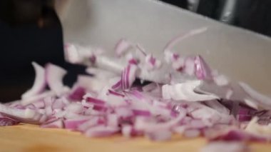 Şef keskin bıçak kullanıyor taze çiğ soğan kesiyor. Ağır çekim. Restoranda ya da ev mutfağında aşçı sebze yemeği yapıyor, sebze doğruyor. Tahtada soğan doğruyorum. Tam Hd