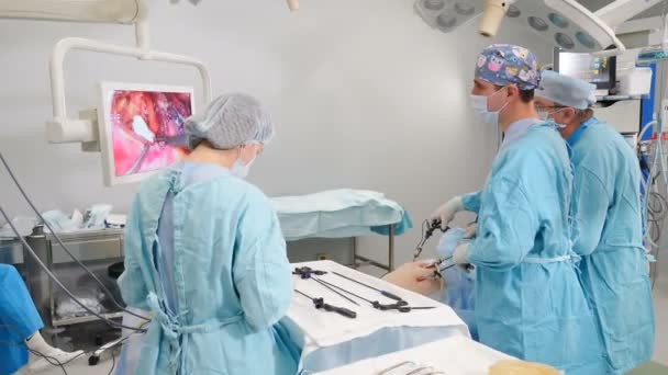 Laparoskopische Operation im Krankenhaus. Moderne medizinische Geräte im Operationssaal. Chirurgische Eingriffe in die Bauchhöhle zur Behandlung oder Beseitigung von Pathologie, sorgfältige präzise Bewegungen des Arztes — Stockvideo