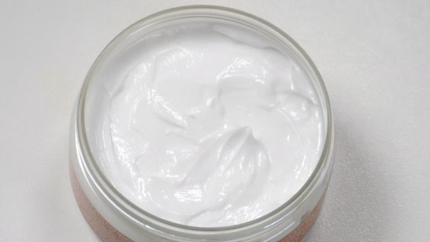 El esteticista recoge la crema con la espátula de plástico. Belleza, salud y cuidado de la piel para el cuerpo, cara y piernas. Vista superior. Procedimiento de belleza en el salón moderno. tratamiento del cuidado de la piel en la clínica de cosmetología. Naturales — Vídeo de stock