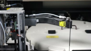 Modern tıp laboratuarı. Otomatik tıbbi analiz süreci. Teknolojik robot kollar, insan analiz örnekleriyle Onkoloji laboratuarındaki fazla hücreleri ayırır. İnsan için profesyonel tıbbi cihaz